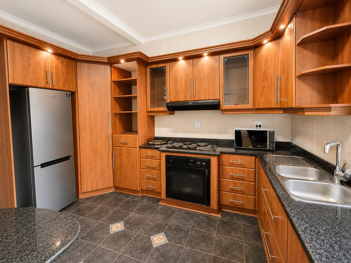 Fully equipped kitchen with granite counters